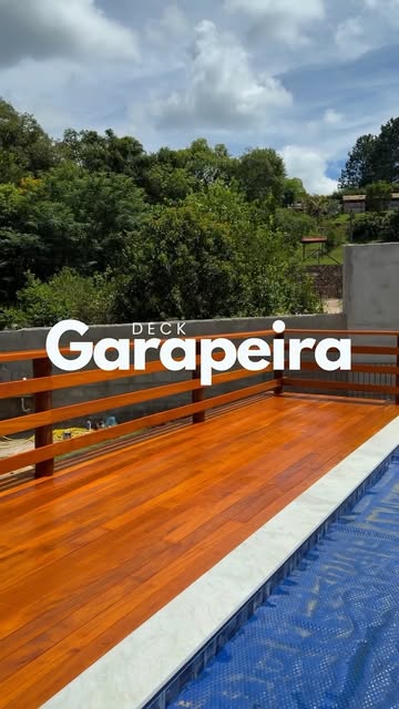 Deck Garapeira instalado ao lado de piscina — fotografia real de obra da Madeireira Oliveira, do Instagram oficial da empresa.